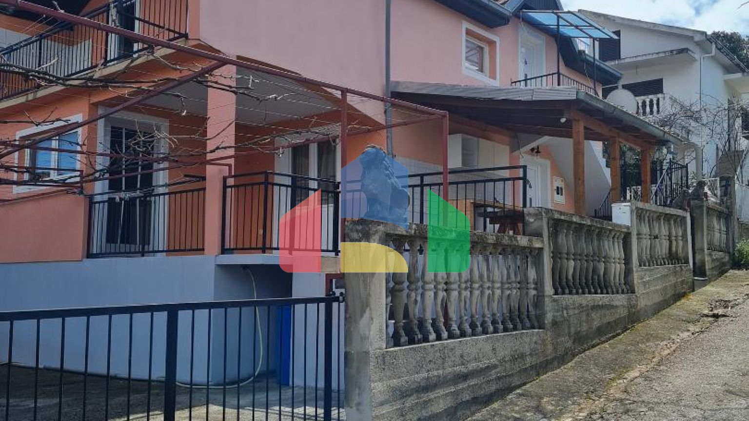 Двухэтажный дом живописном месте  в Утехе, Бар