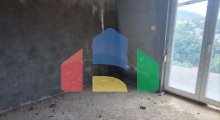 Недостроенная трехэтажная вилла с двумя квартирами в Утехе, Бар