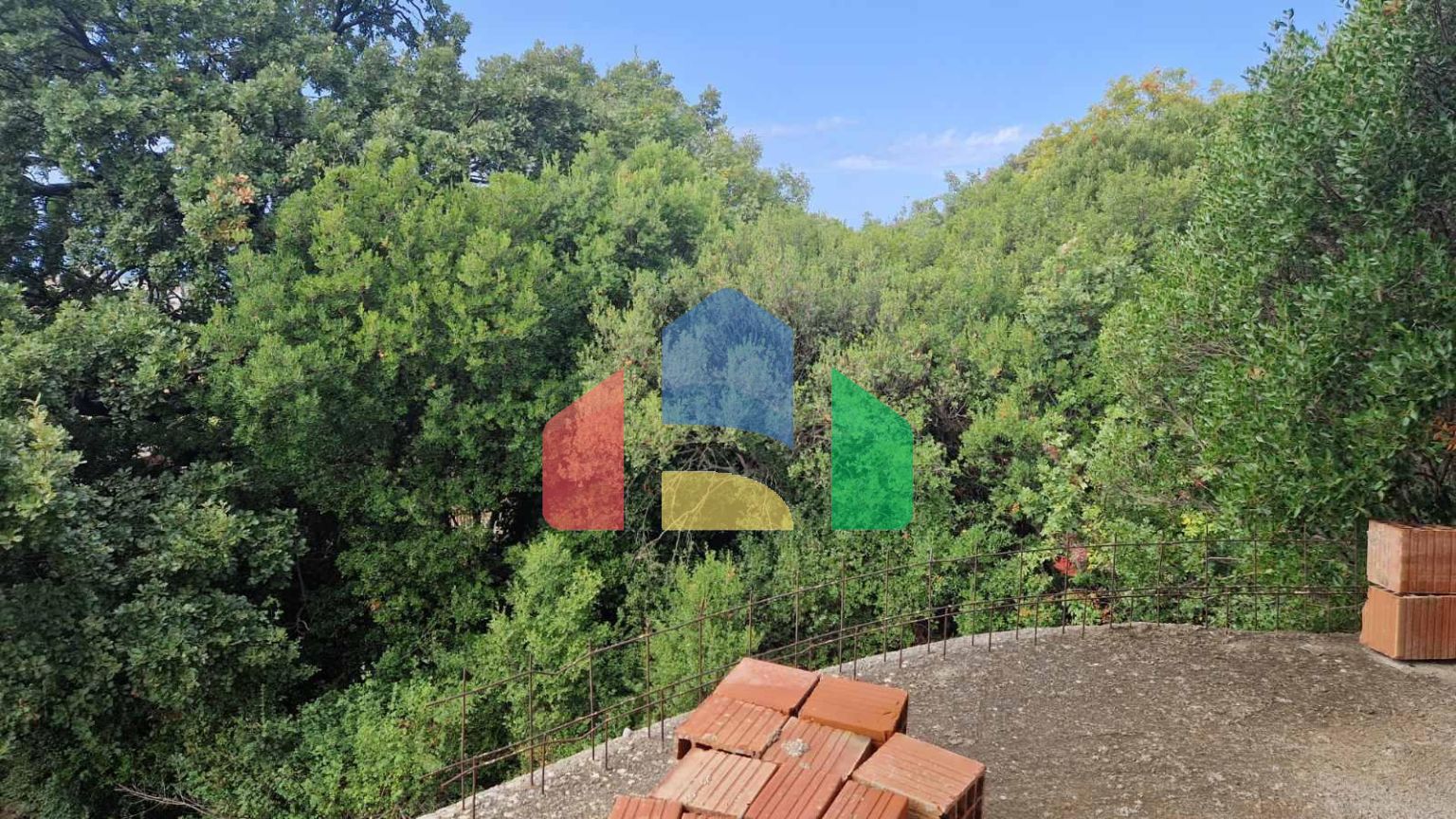 Недостроенная трехэтажная вилла с двумя квартирами в Утехе, Бар