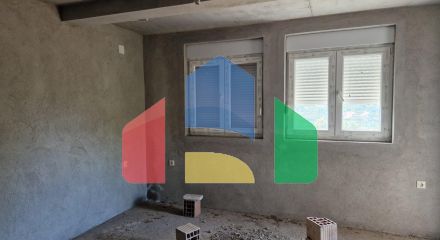 Недостроенная трехэтажная вилла с двумя квартирами в Утехе, Бар