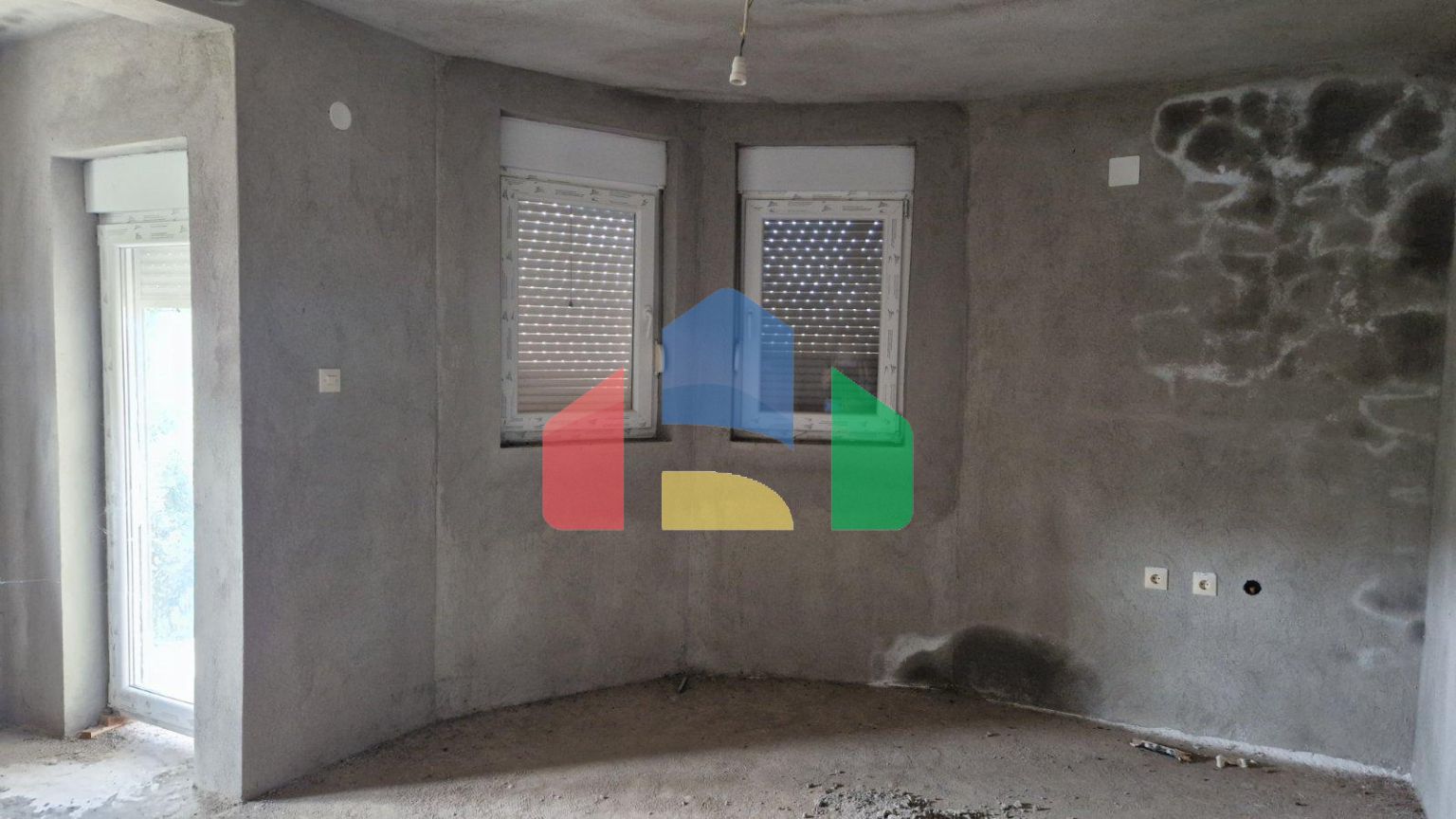 Недостроенная трехэтажная вилла с двумя квартирами в Утехе, Бар