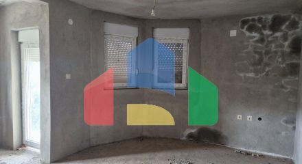 Недостроенная трехэтажная вилла с двумя квартирами в Утехе, Бар