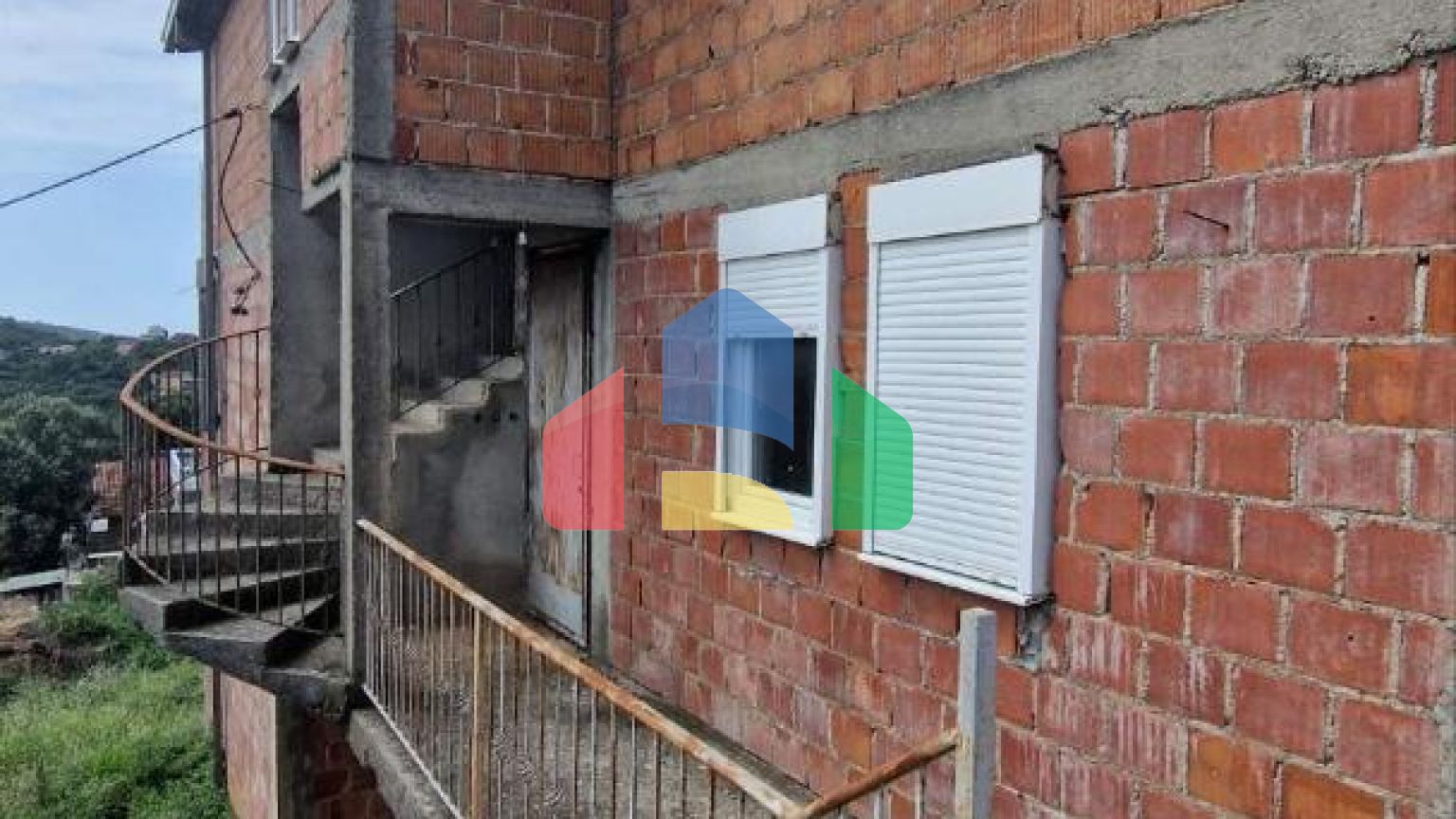 Недостроенная трехэтажная вилла с двумя квартирами в Утехе, Бар