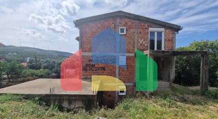 Недостроенная трехэтажная вилла с двумя квартирами в Утехе, Бар