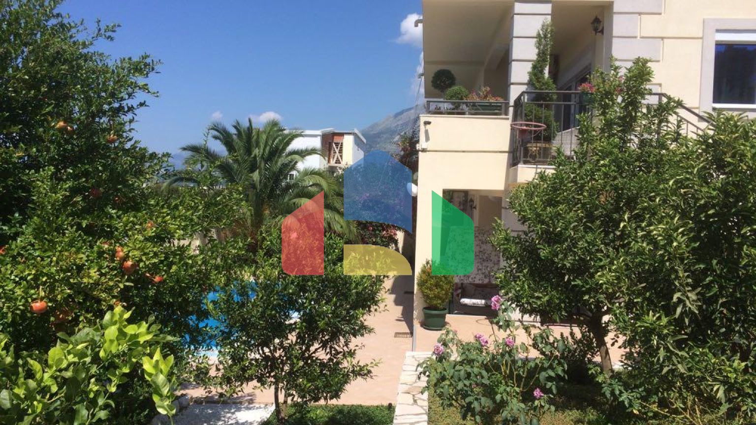 Вилла с ландшафтным дизайном в Утехе