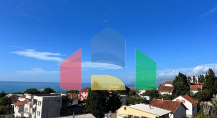 Трехэтажный дом с видом на море расположенный в поселке Утеха.