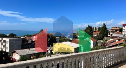 Трехэтажный дом с видом на море расположенный в поселке Утеха.