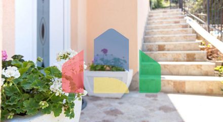 Светлый просторный трехэтажный дом в Утехе