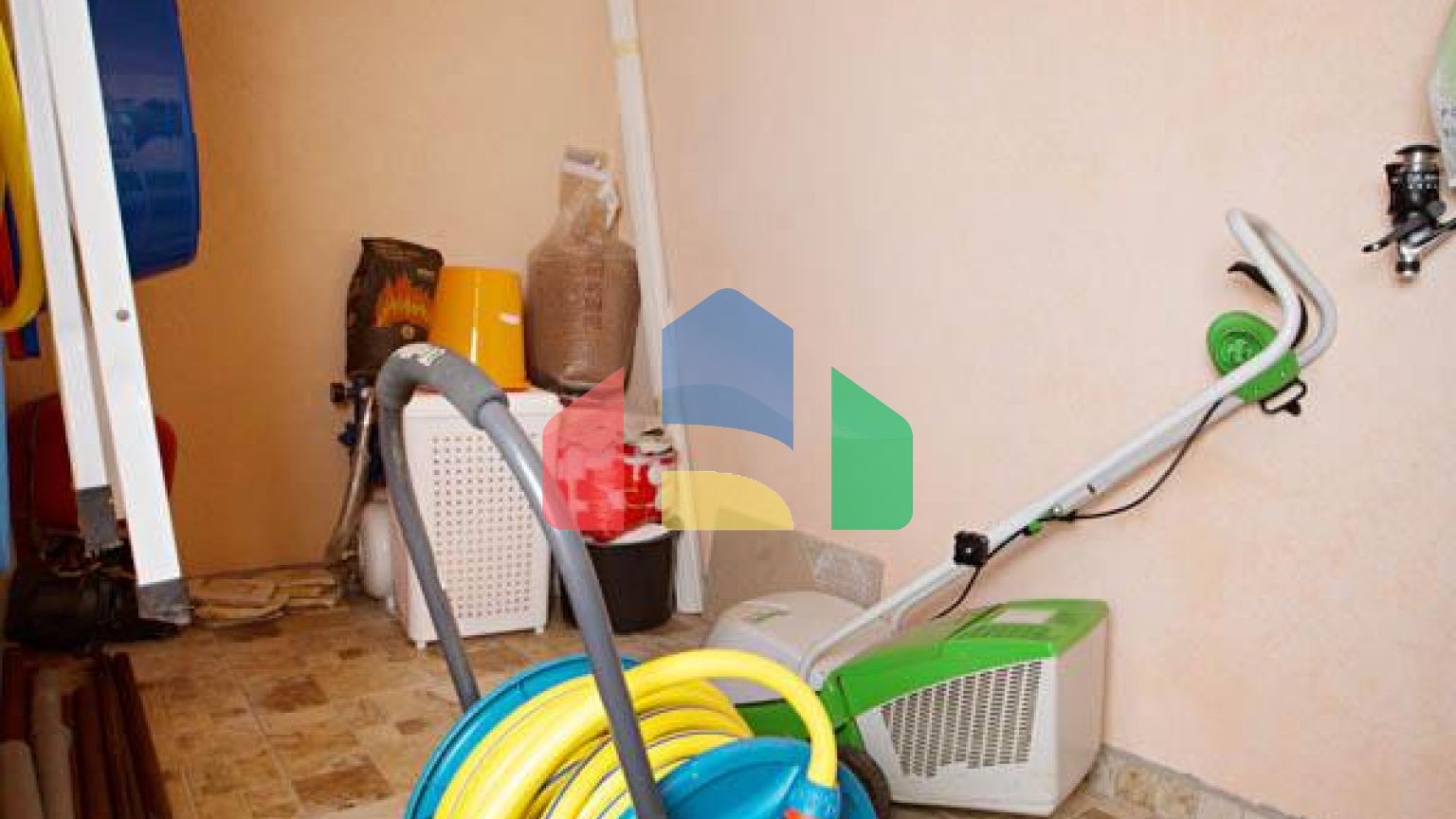 Светлый просторный трехэтажный дом в Утехе