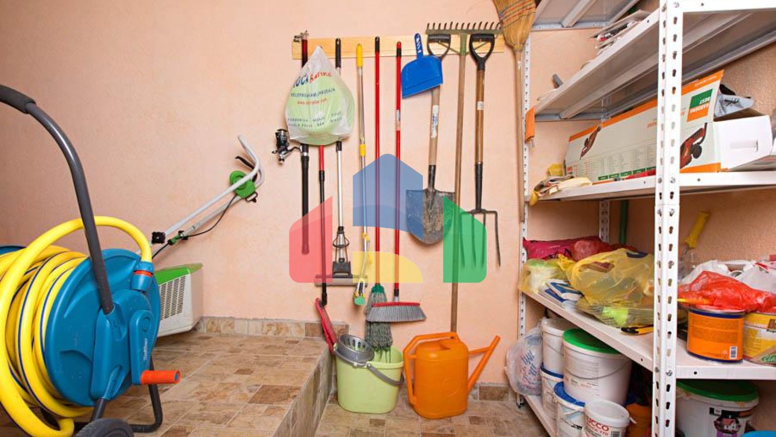 Светлый просторный трехэтажный дом в Утехе