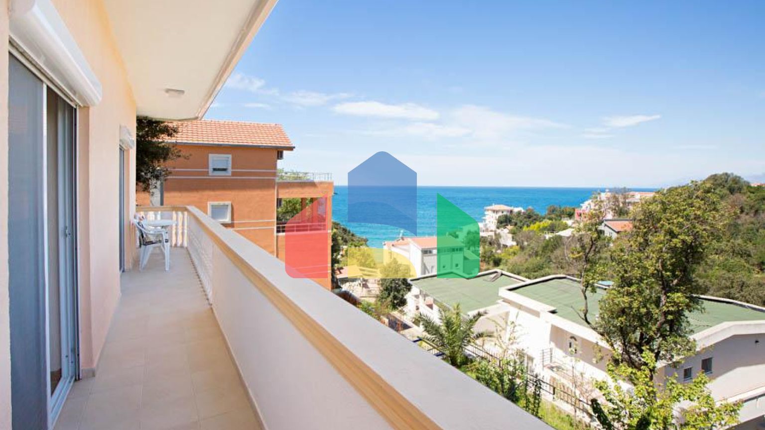 Светлый просторный трехэтажный дом в Утехе