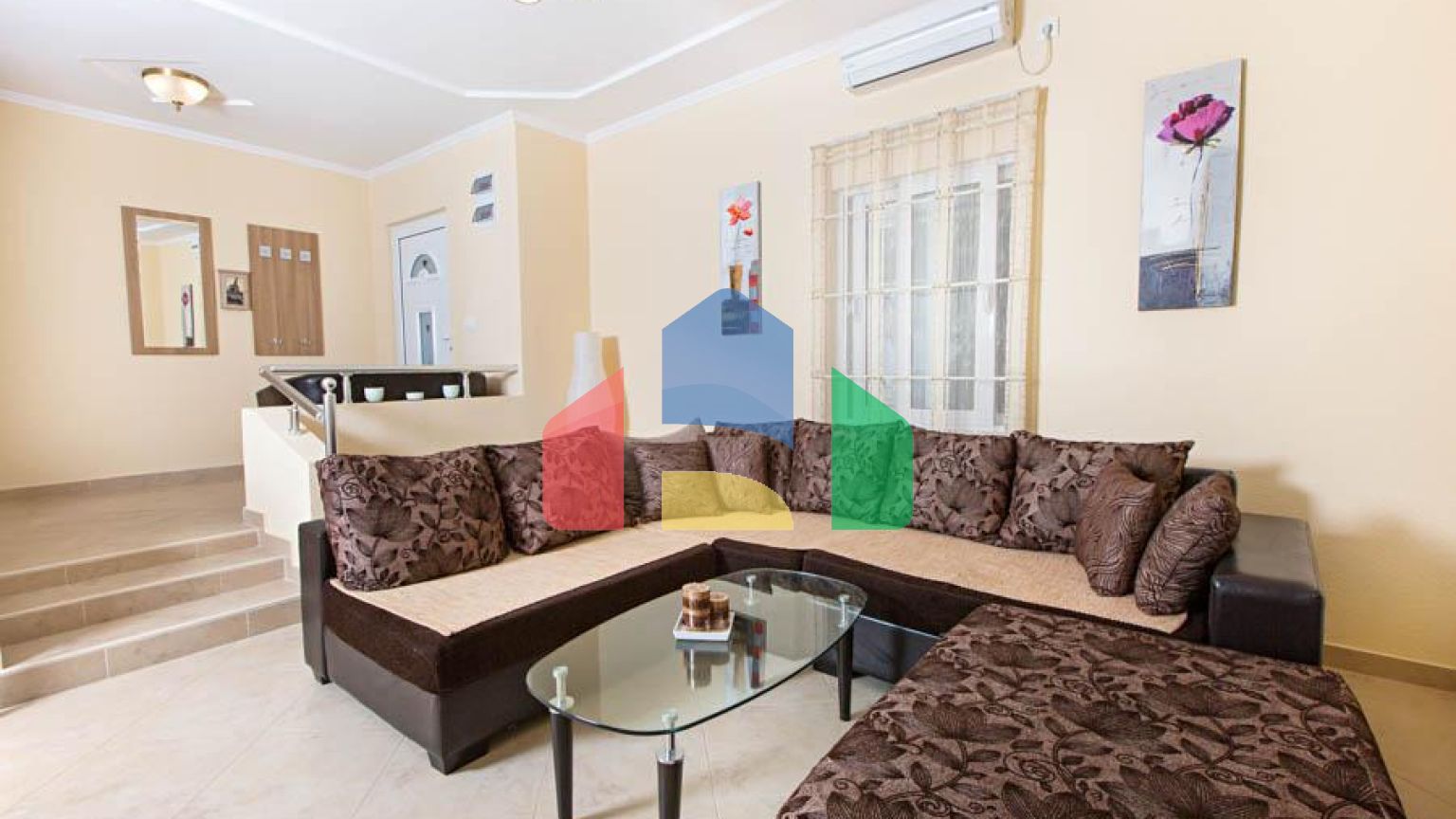 Светлый просторный трехэтажный дом в Утехе