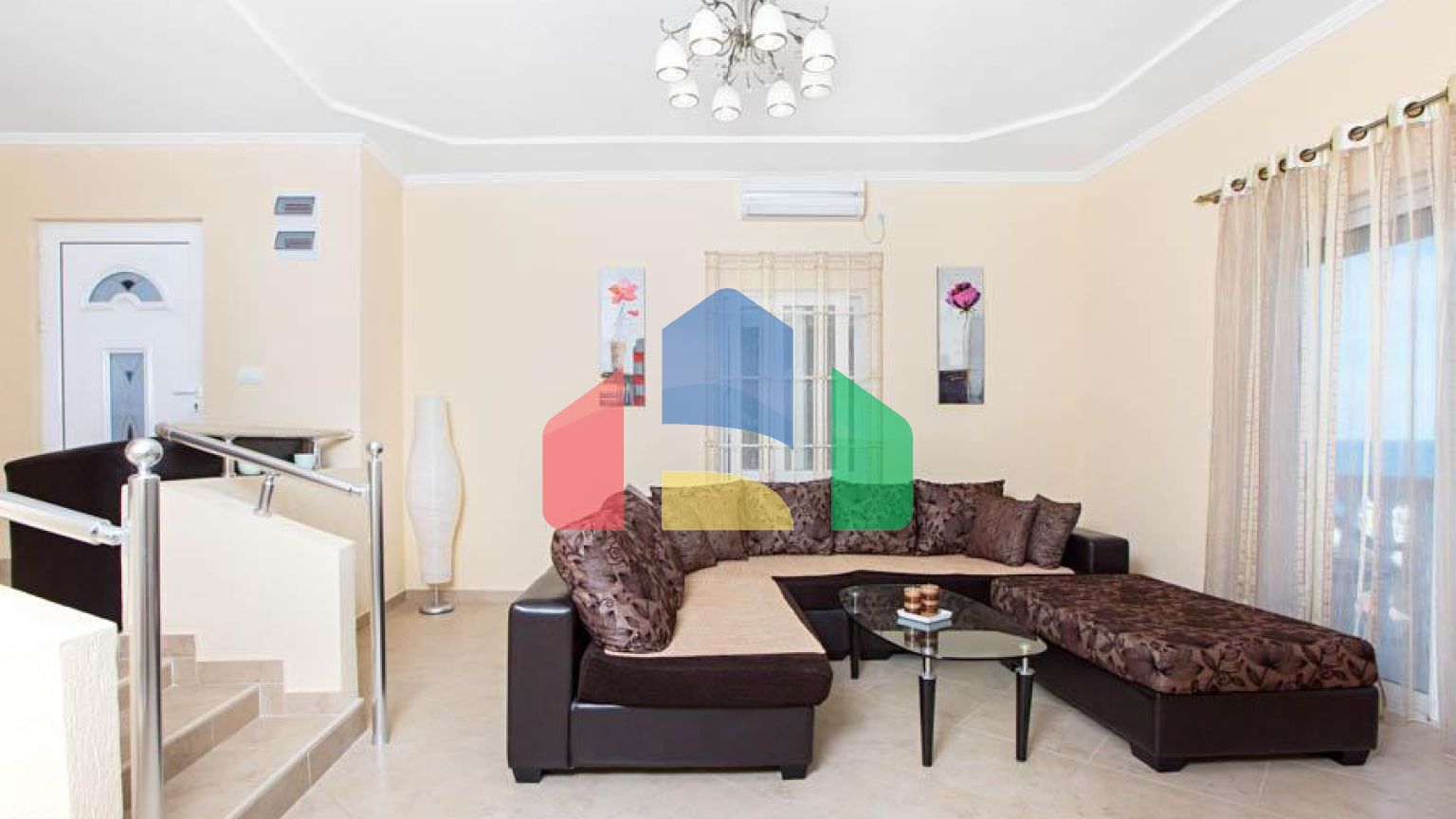 Светлый просторный трехэтажный дом в Утехе