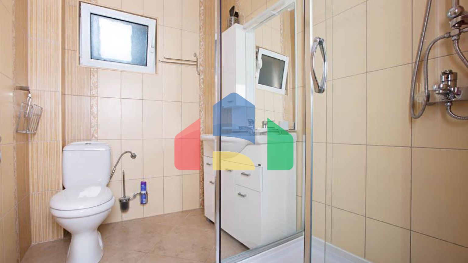 Светлый просторный трехэтажный дом в Утехе