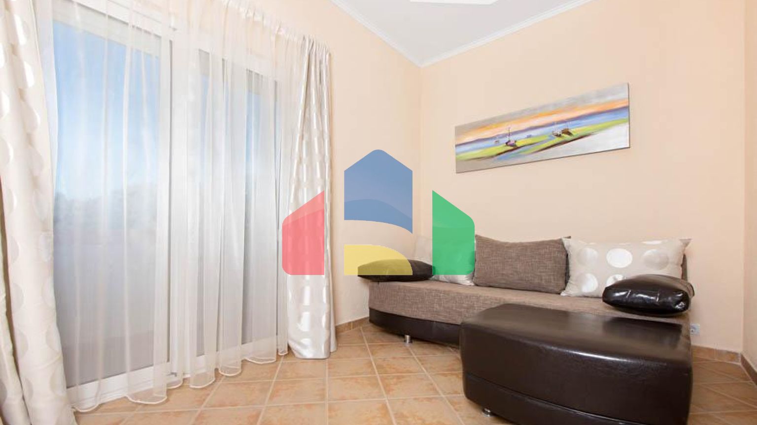 Светлый просторный трехэтажный дом в Утехе