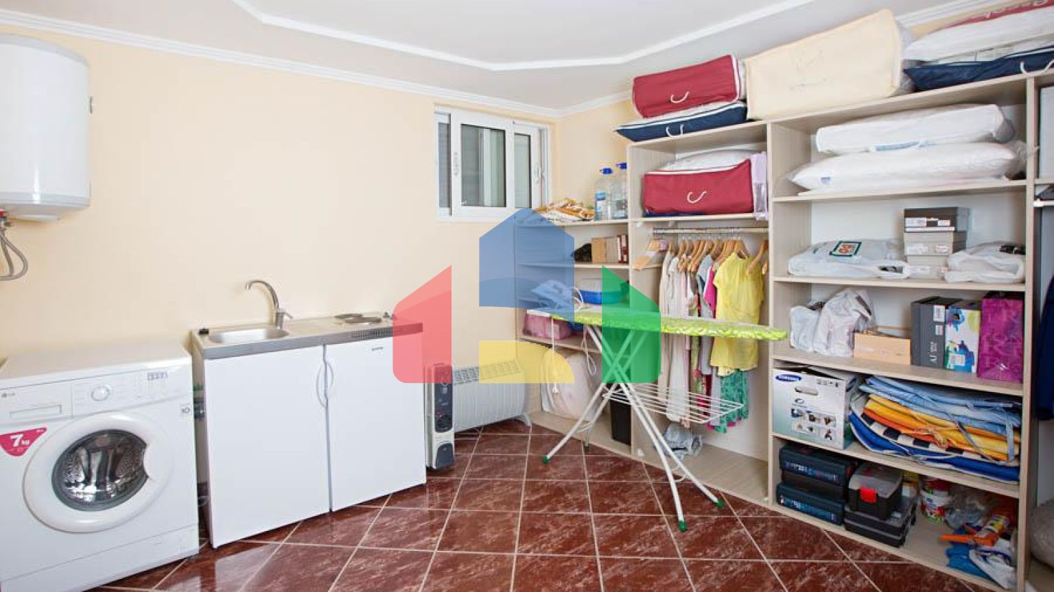 Светлый просторный трехэтажный дом в Утехе