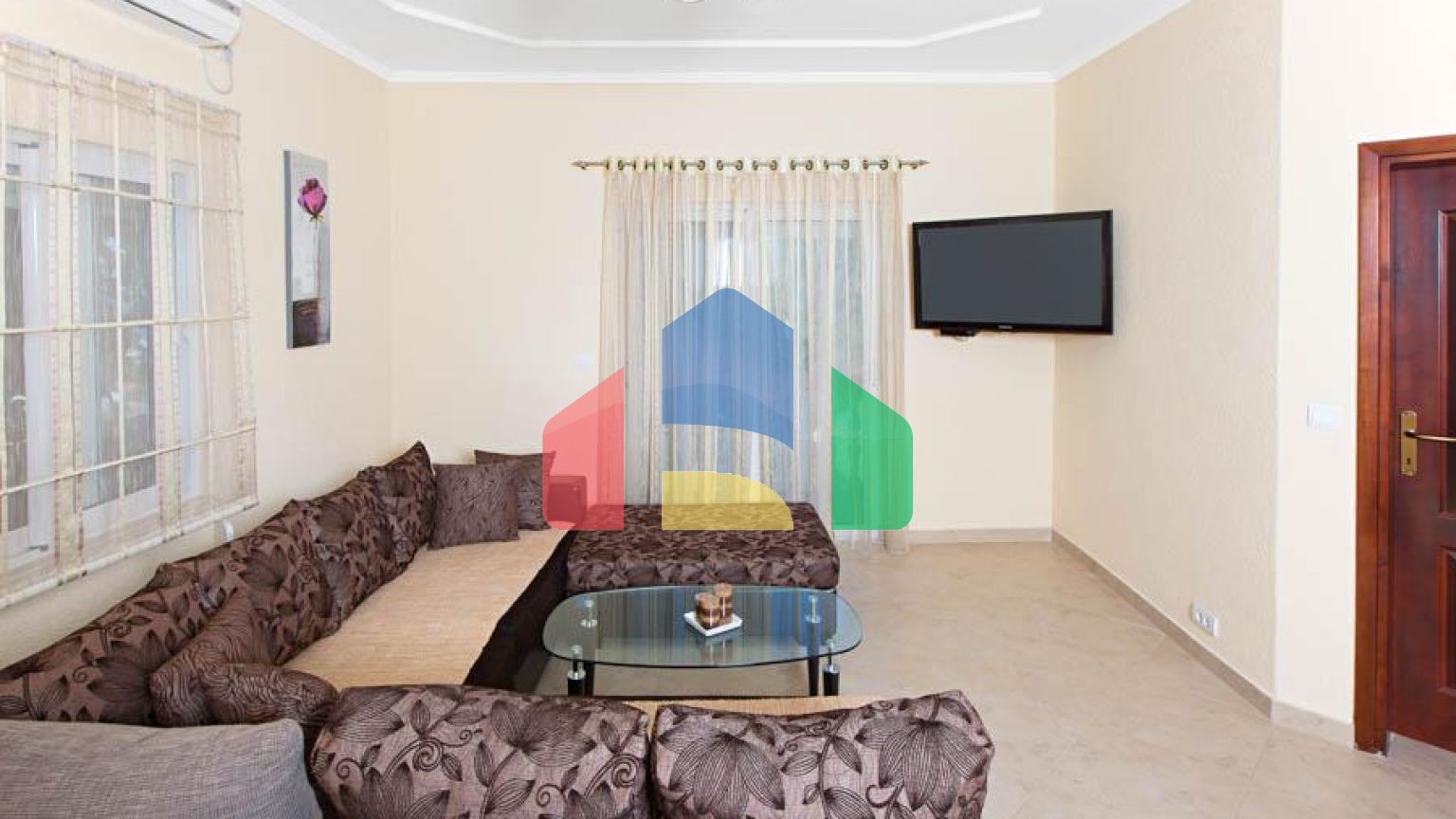 Светлый просторный трехэтажный дом в Утехе