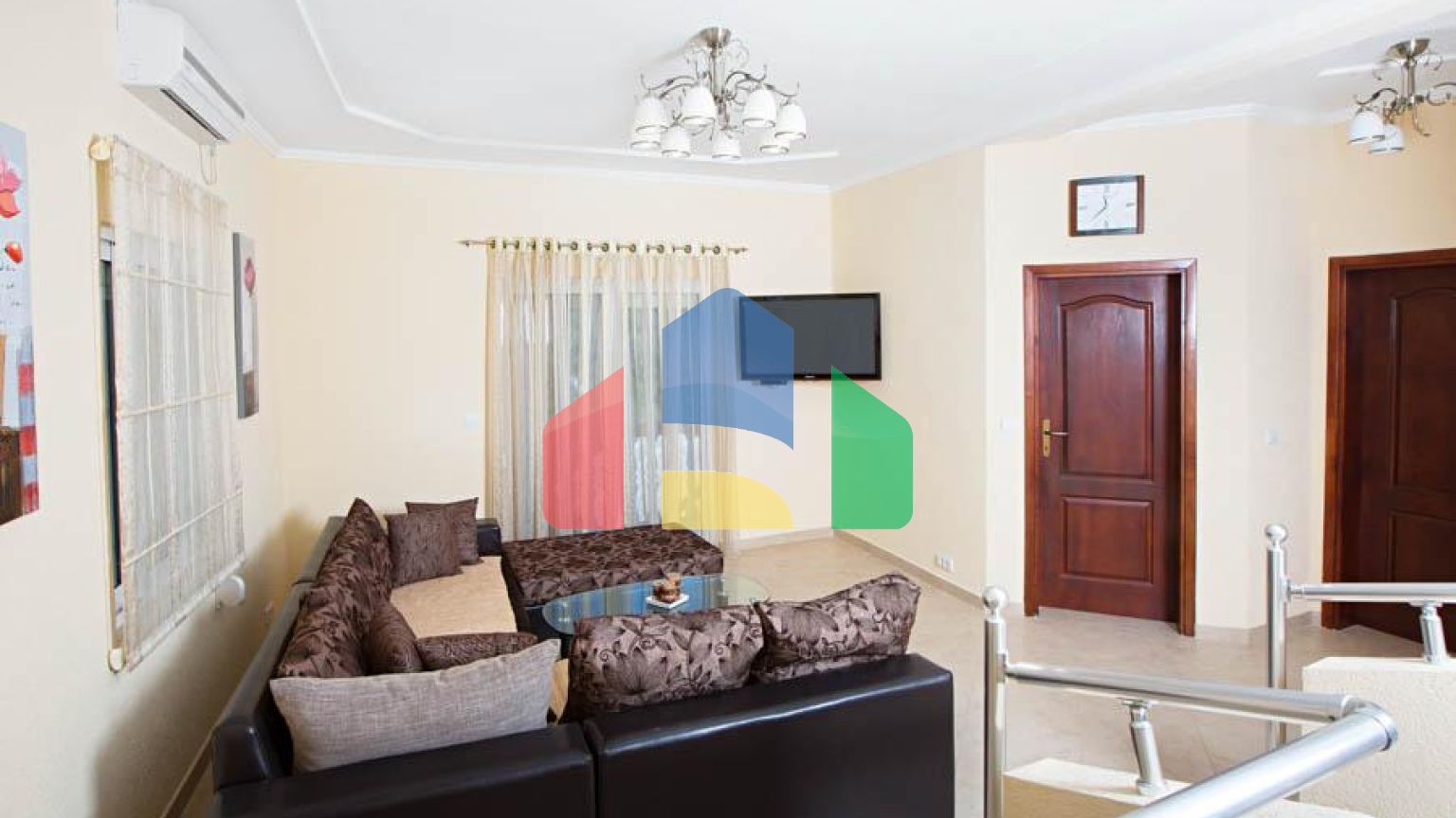 Светлый просторный трехэтажный дом в Утехе