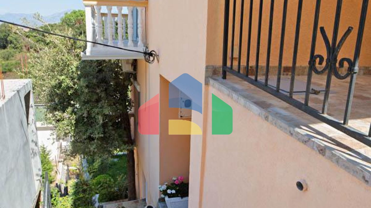 Светлый просторный трехэтажный дом в Утехе