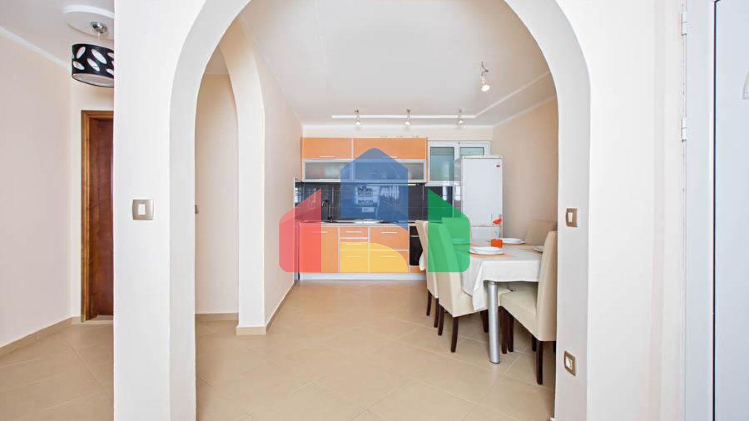 Светлый просторный трехэтажный дом в Утехе