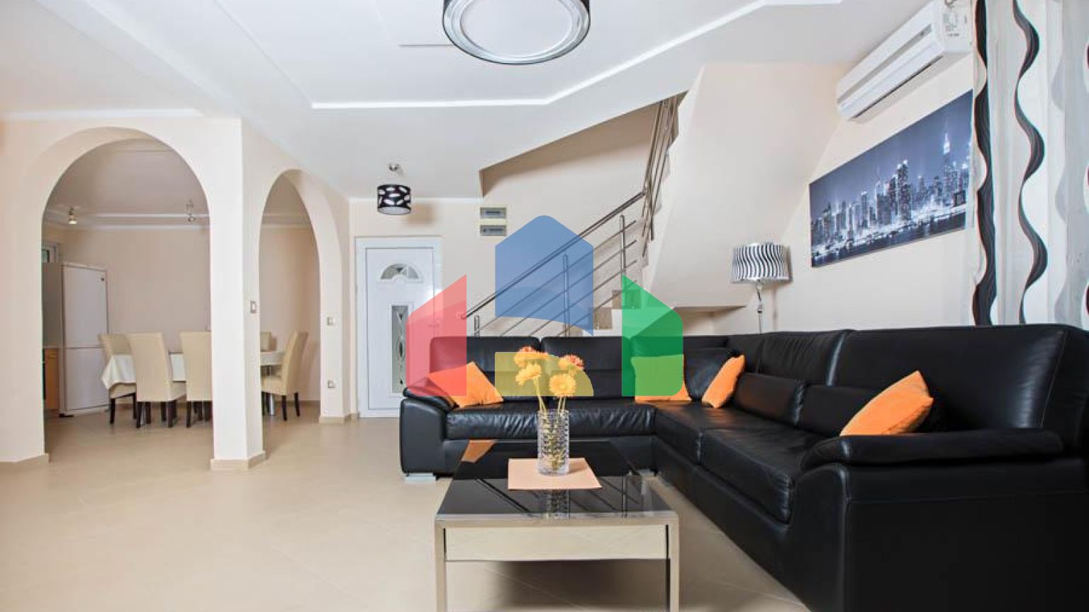 Светлый просторный трехэтажный дом в Утехе