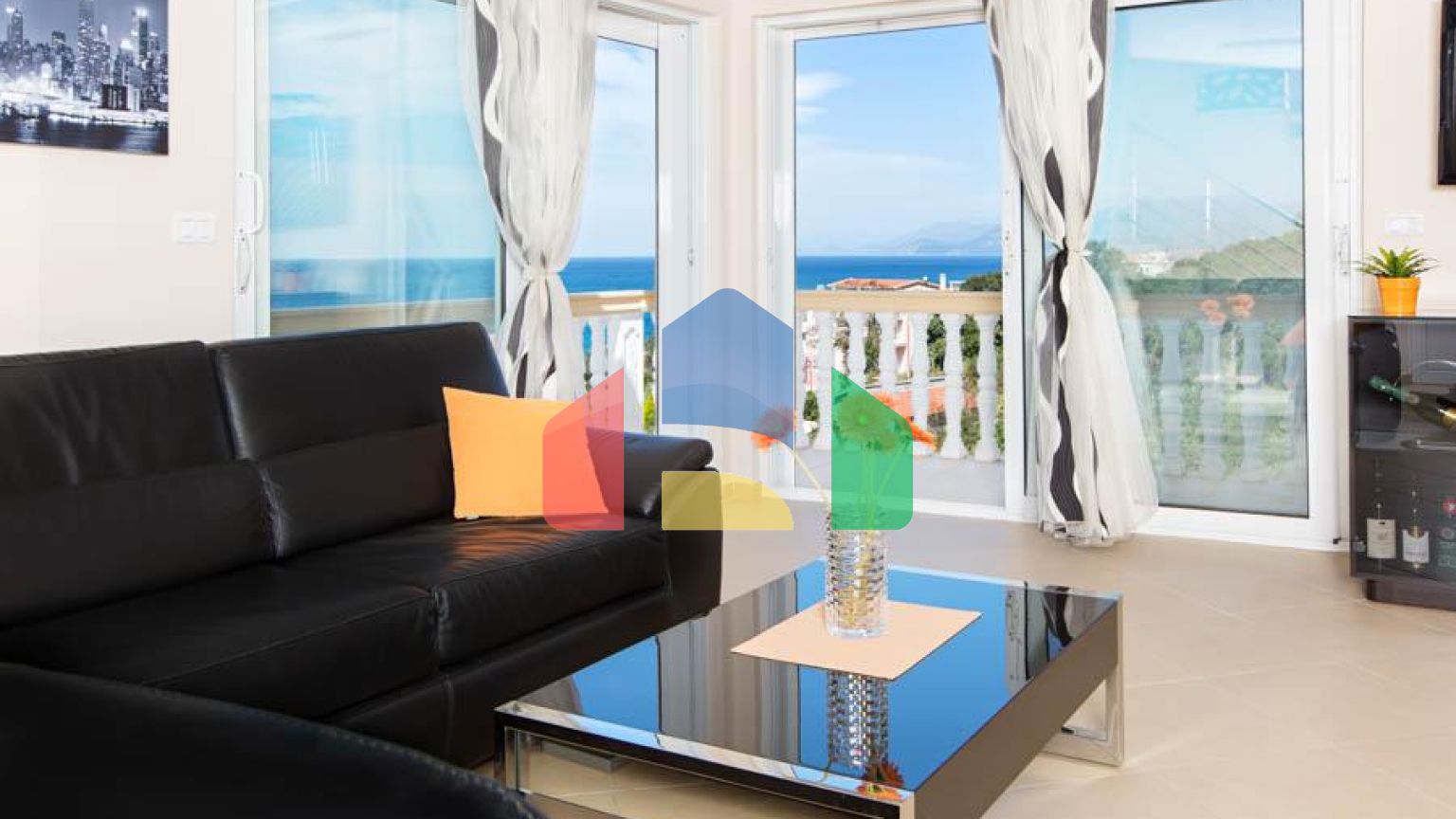 Светлый просторный трехэтажный дом в Утехе