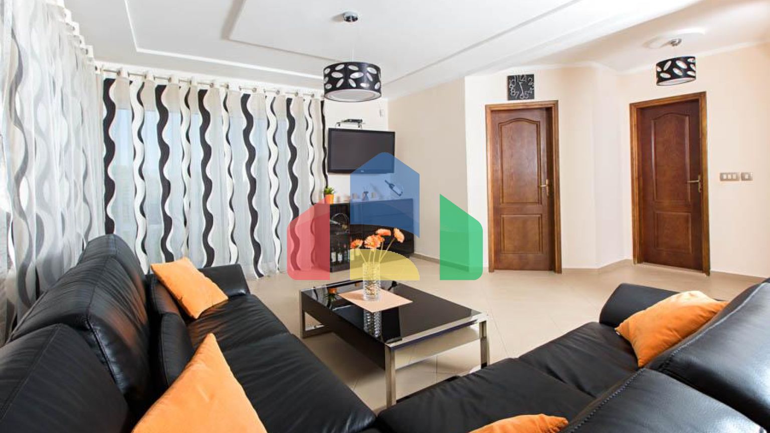 Светлый просторный трехэтажный дом в Утехе