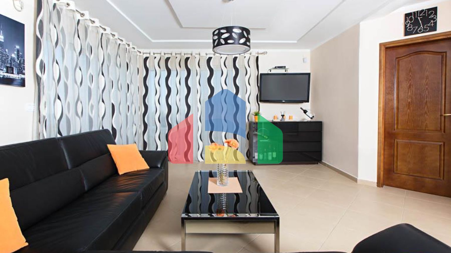 Светлый просторный трехэтажный дом в Утехе