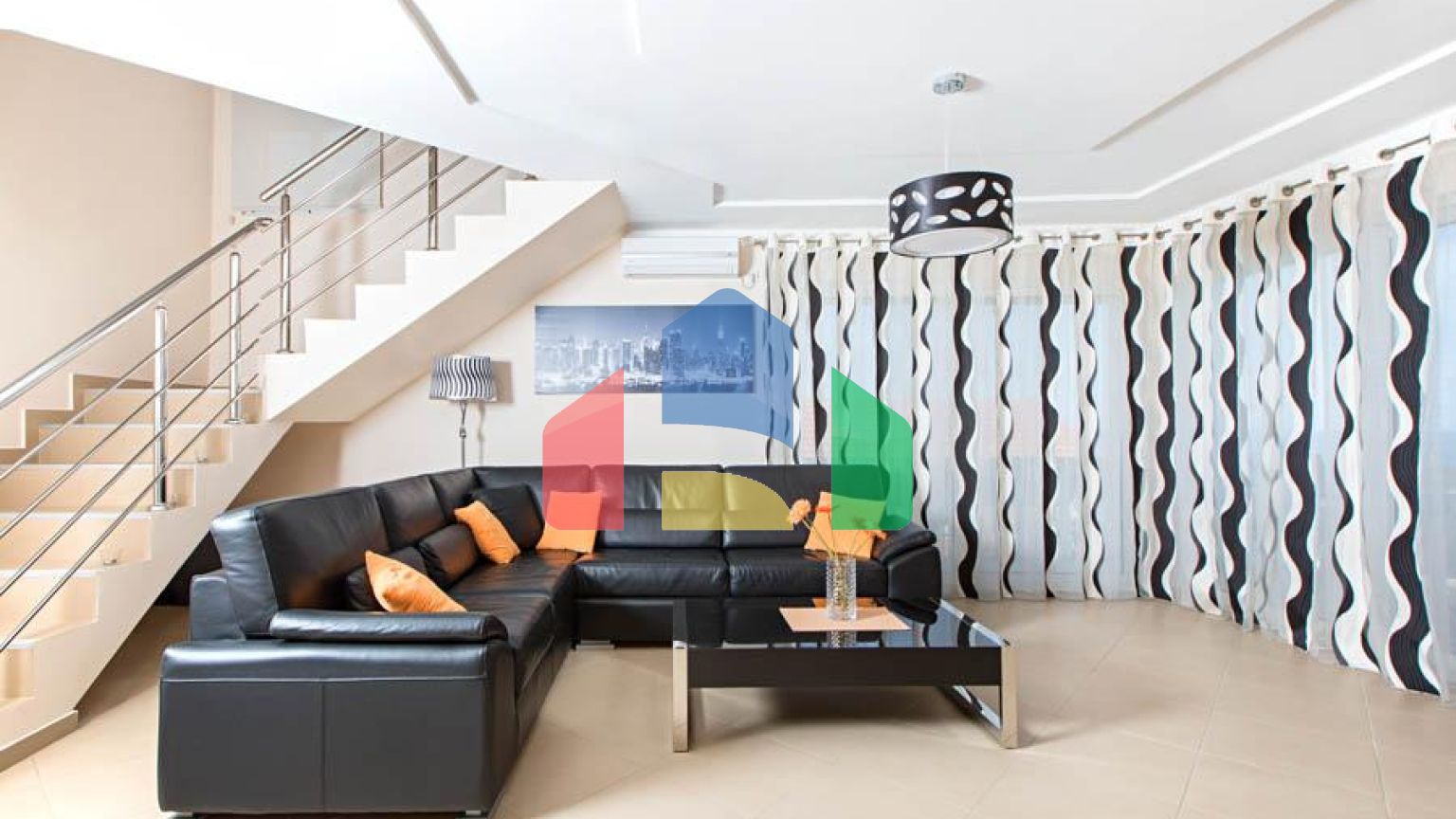 Светлый просторный трехэтажный дом в Утехе