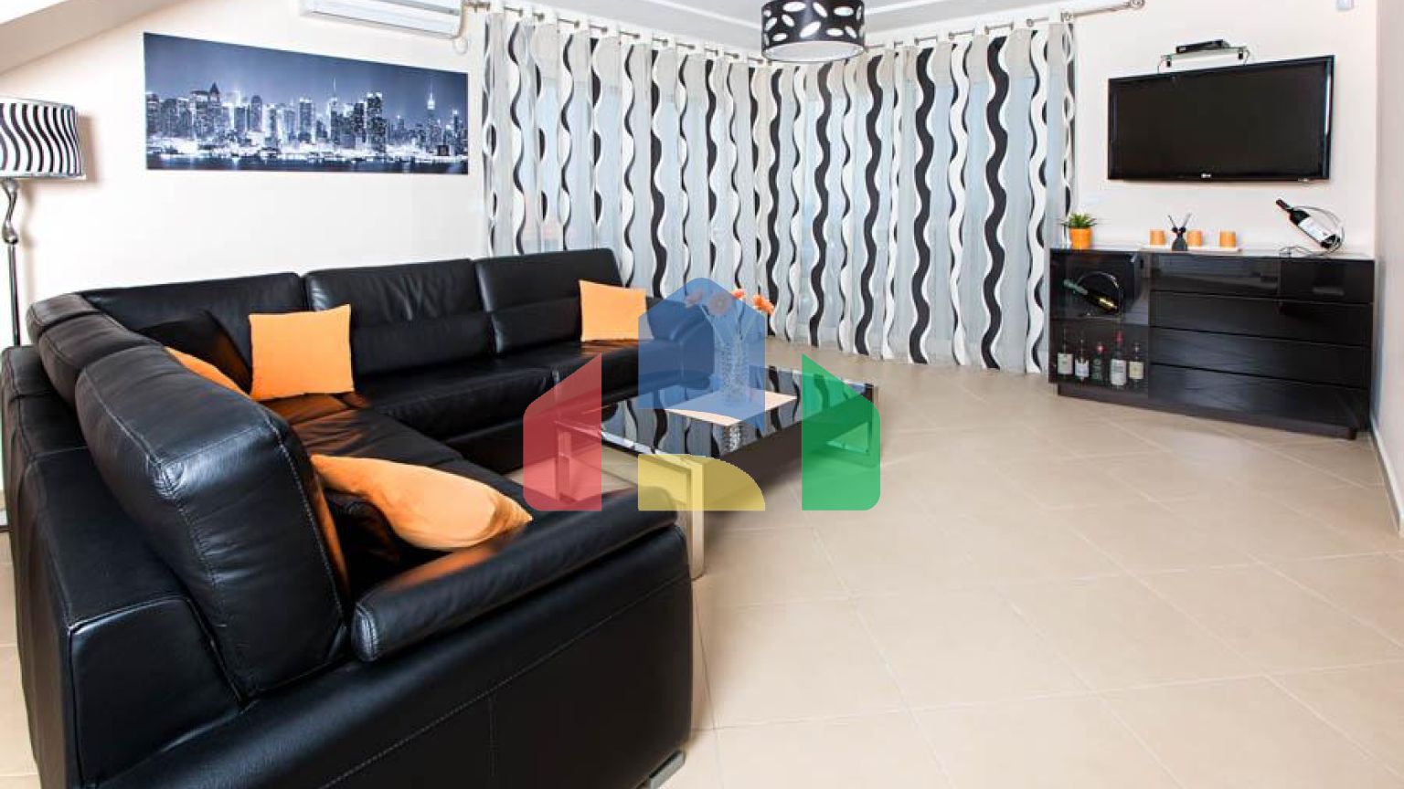 Светлый просторный трехэтажный дом в Утехе