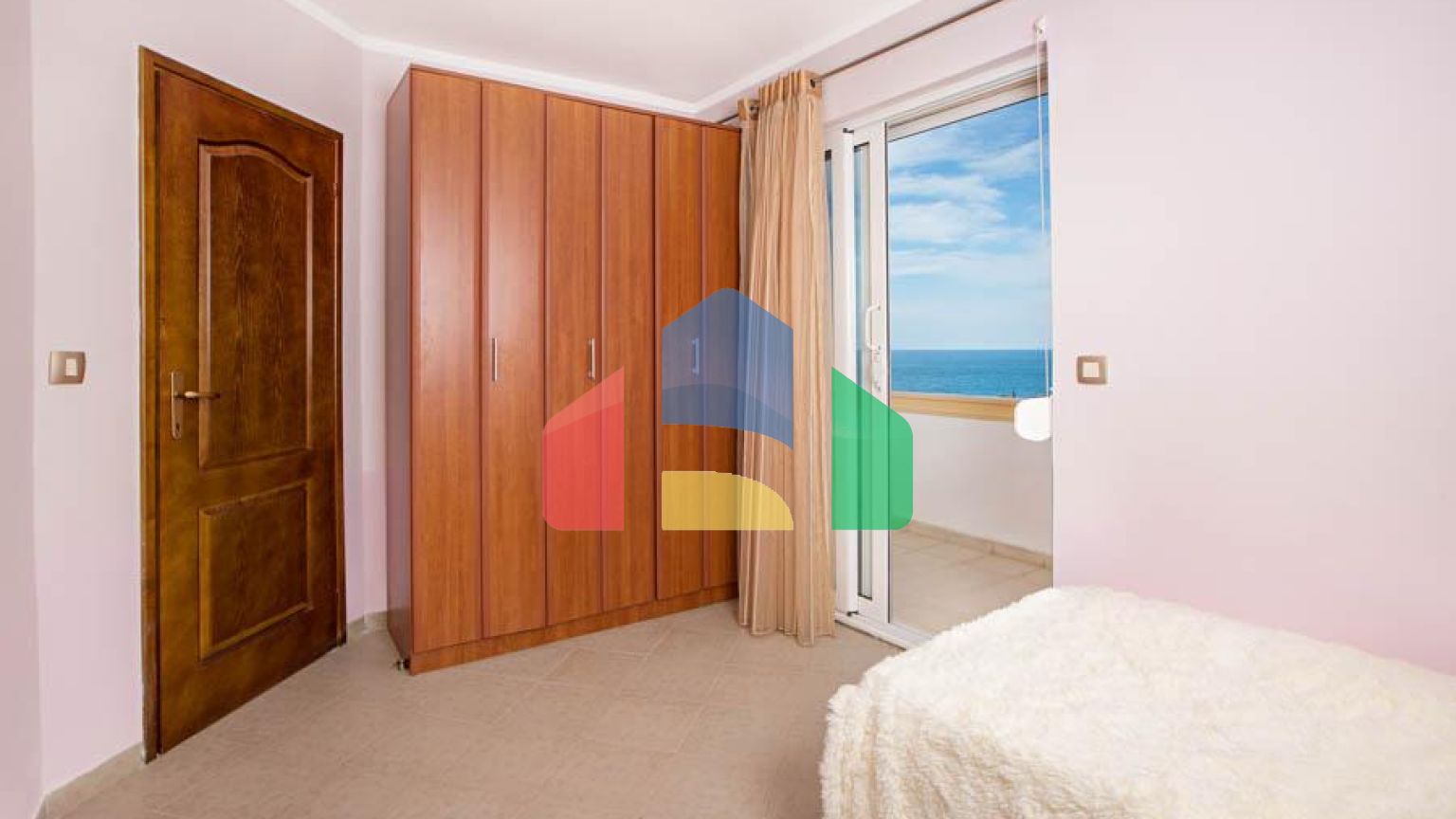 Светлый просторный трехэтажный дом в Утехе