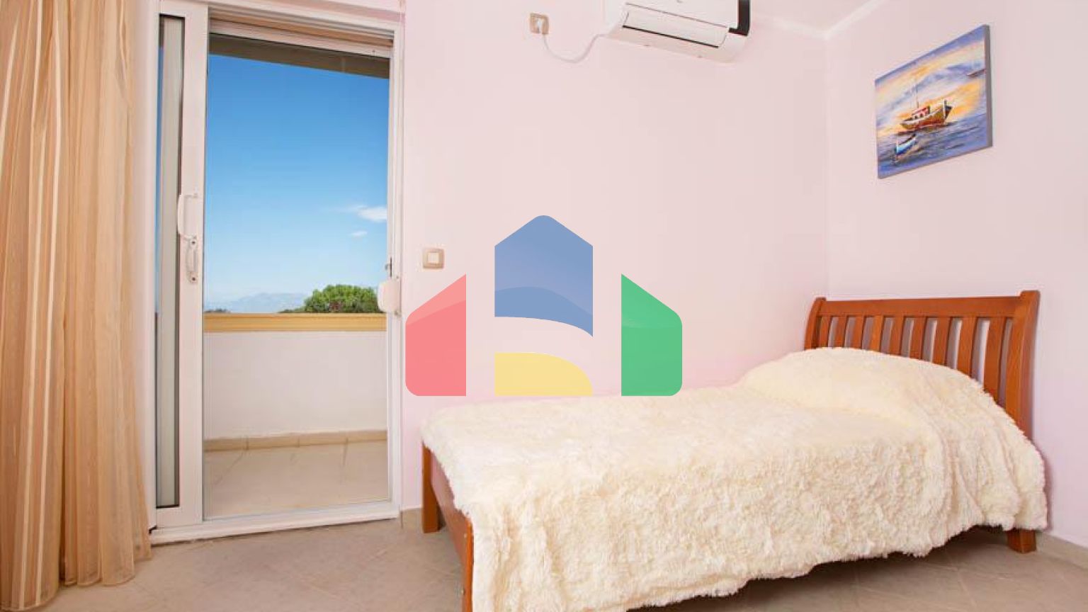 Светлый просторный трехэтажный дом в Утехе