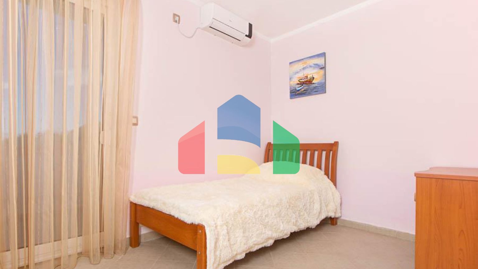 Светлый просторный трехэтажный дом в Утехе