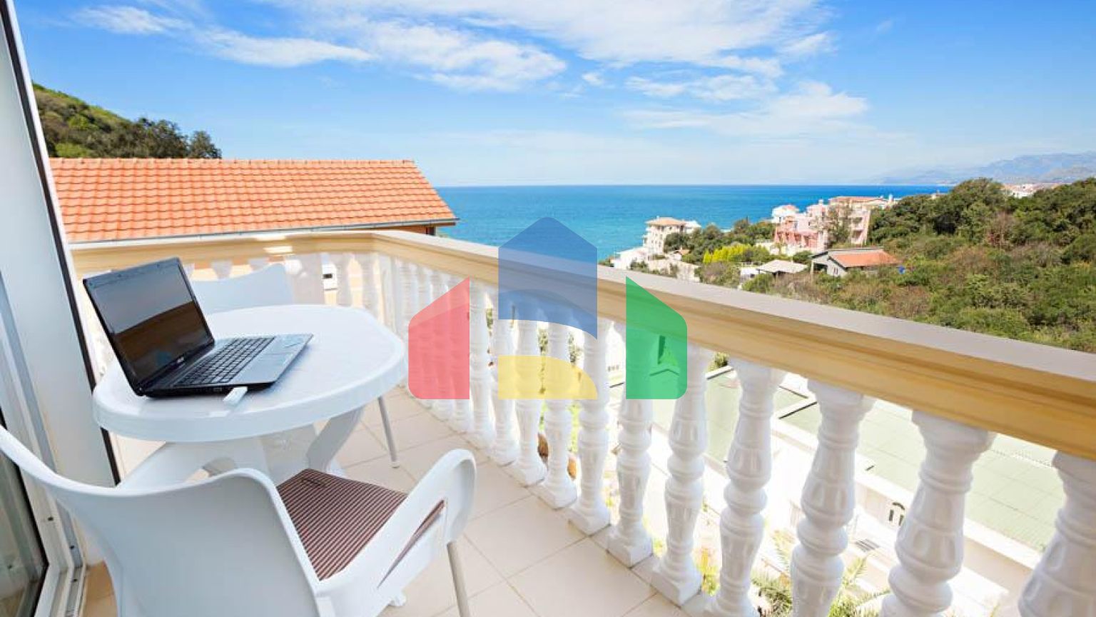 Светлый просторный трехэтажный дом в Утехе