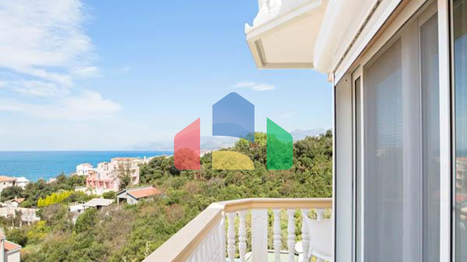 Светлый просторный трехэтажный дом в Утехе