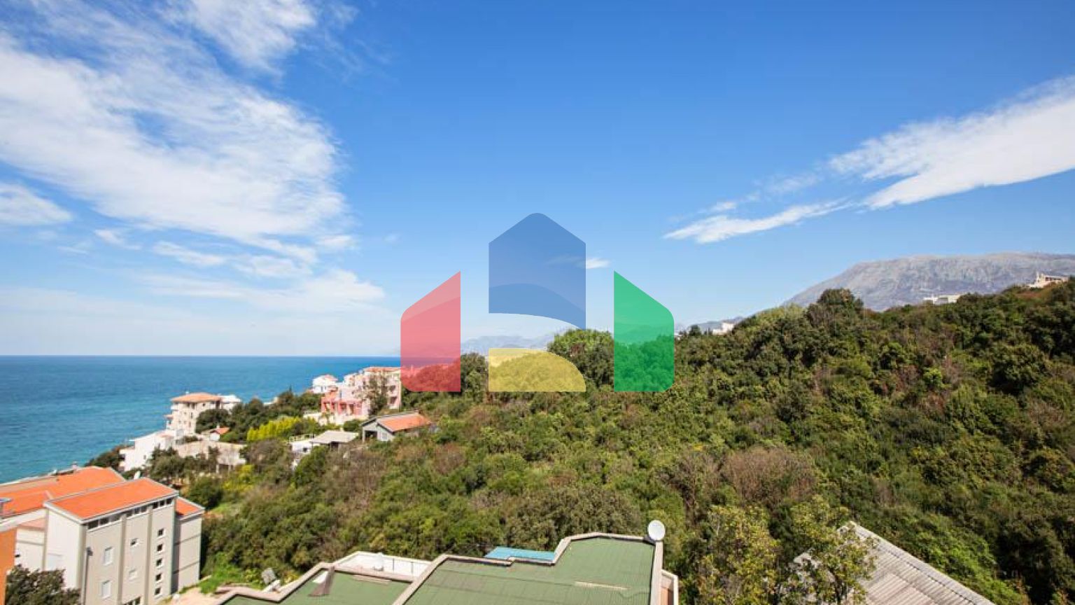 Светлый просторный трехэтажный дом в Утехе