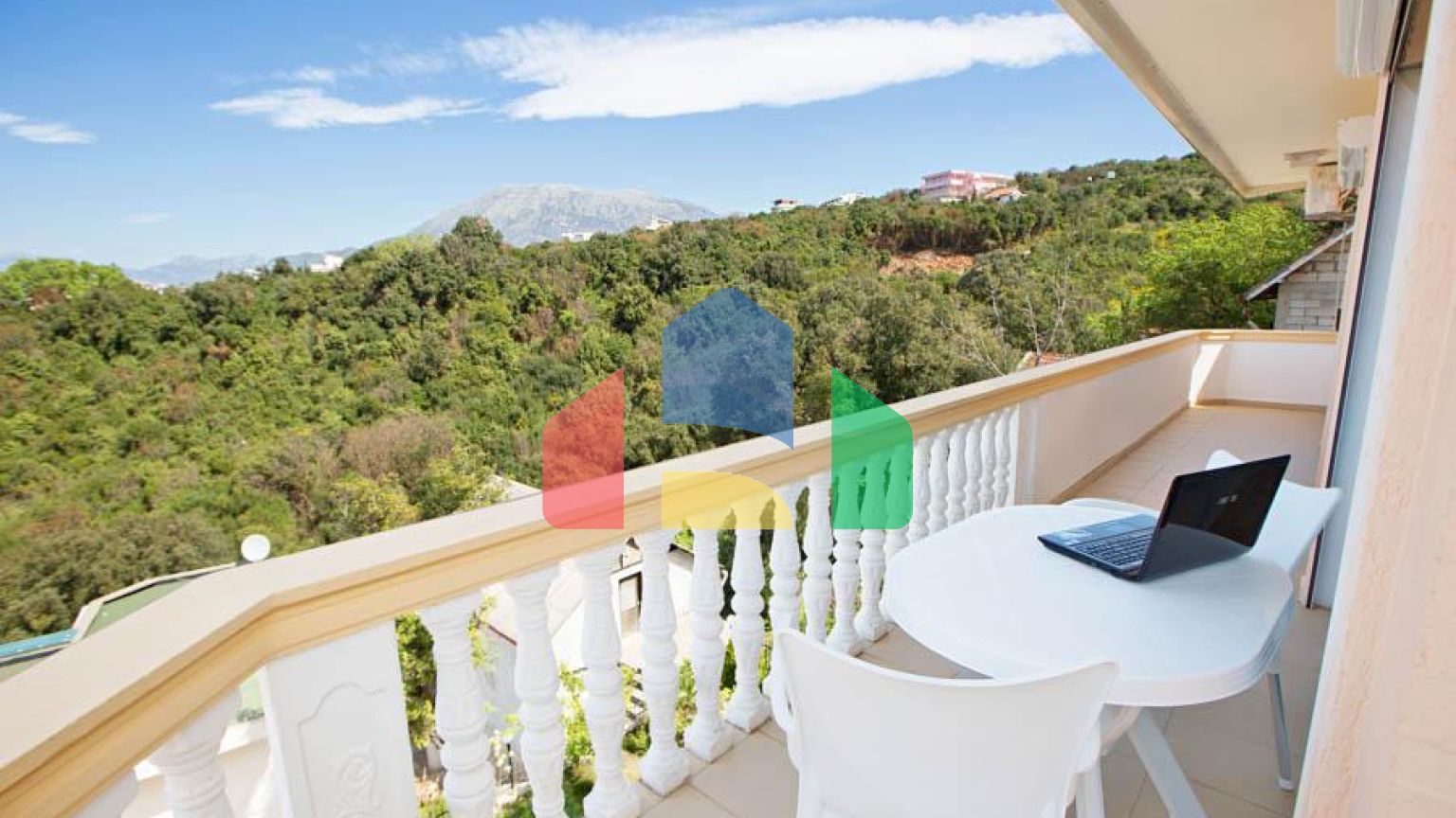 Светлый просторный трехэтажный дом в Утехе