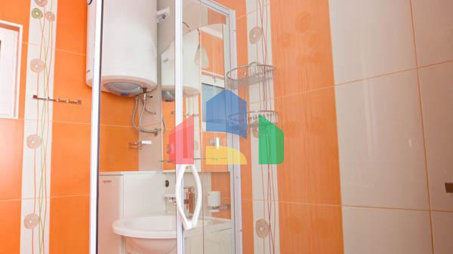 Светлый просторный трехэтажный дом в Утехе