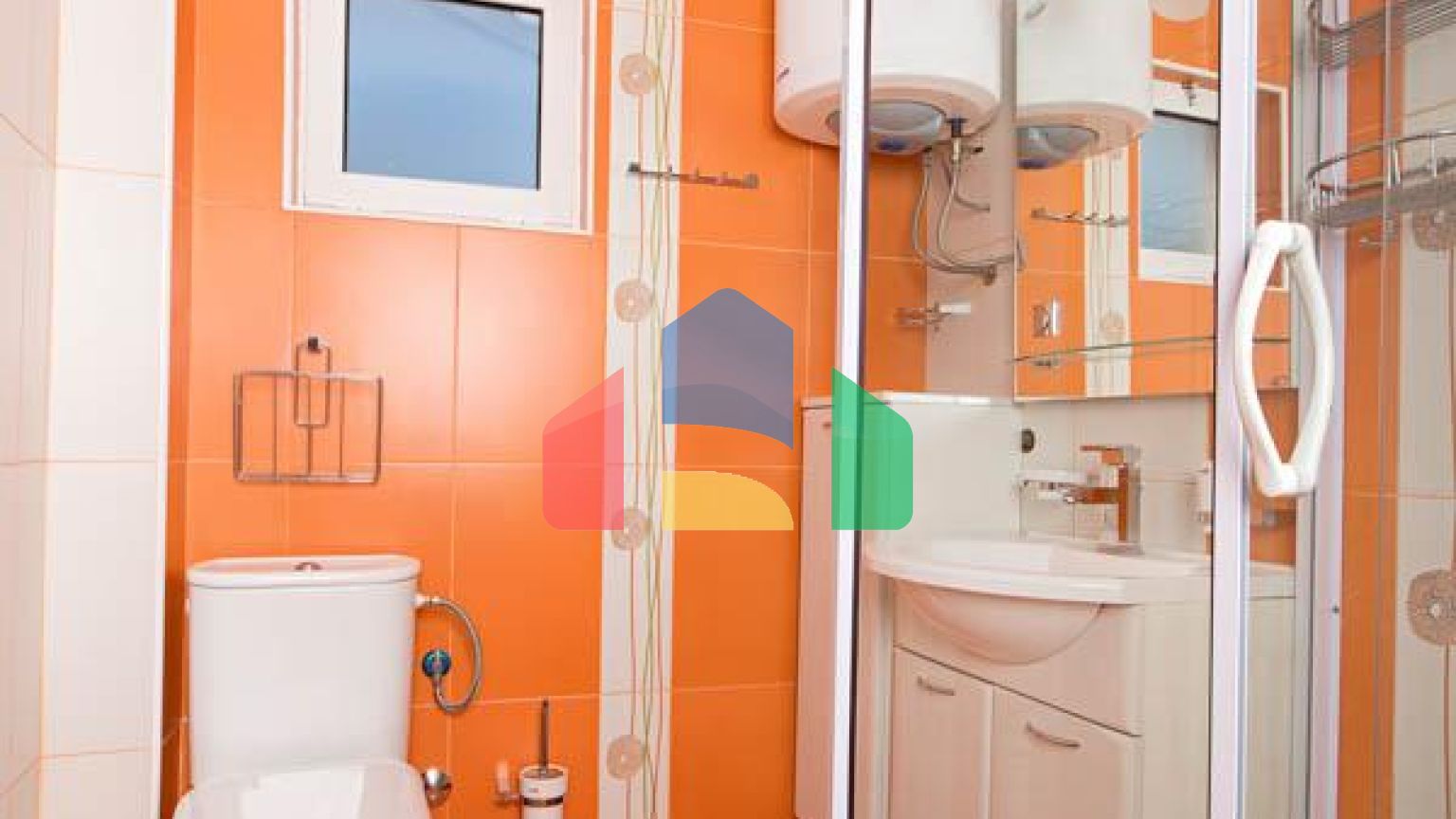 Светлый просторный трехэтажный дом в Утехе