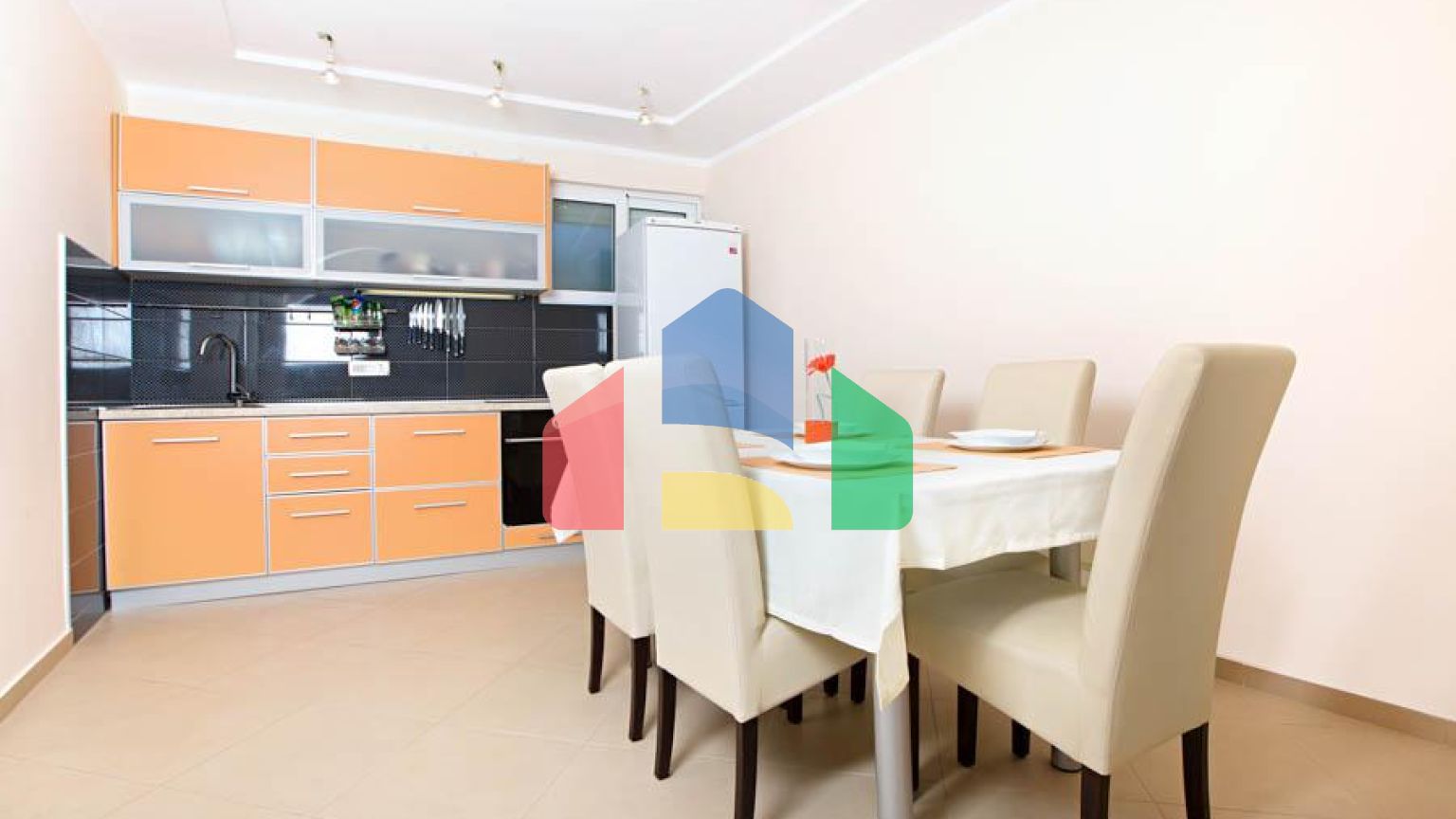 Светлый просторный трехэтажный дом в Утехе