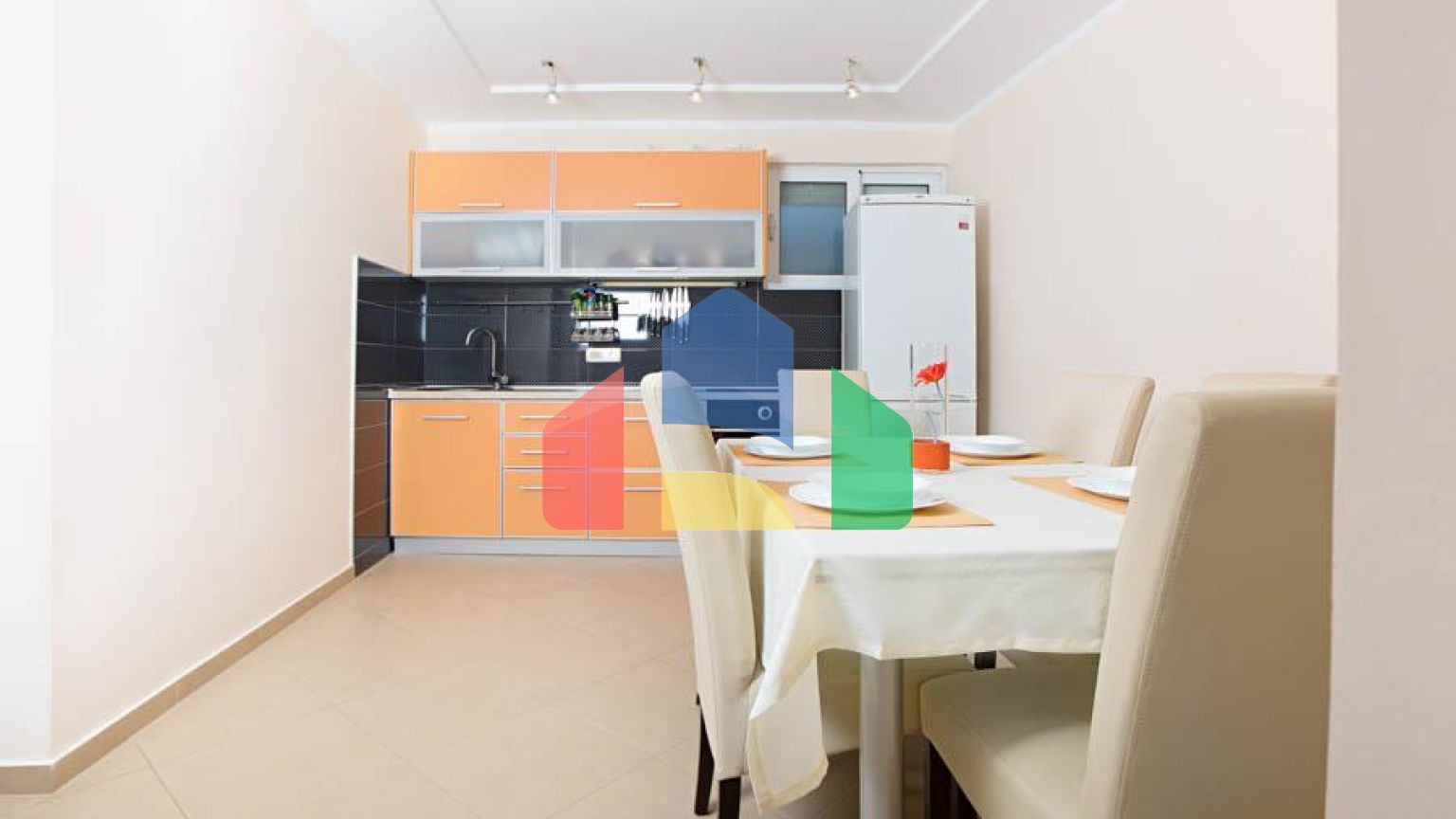 Светлый просторный трехэтажный дом в Утехе