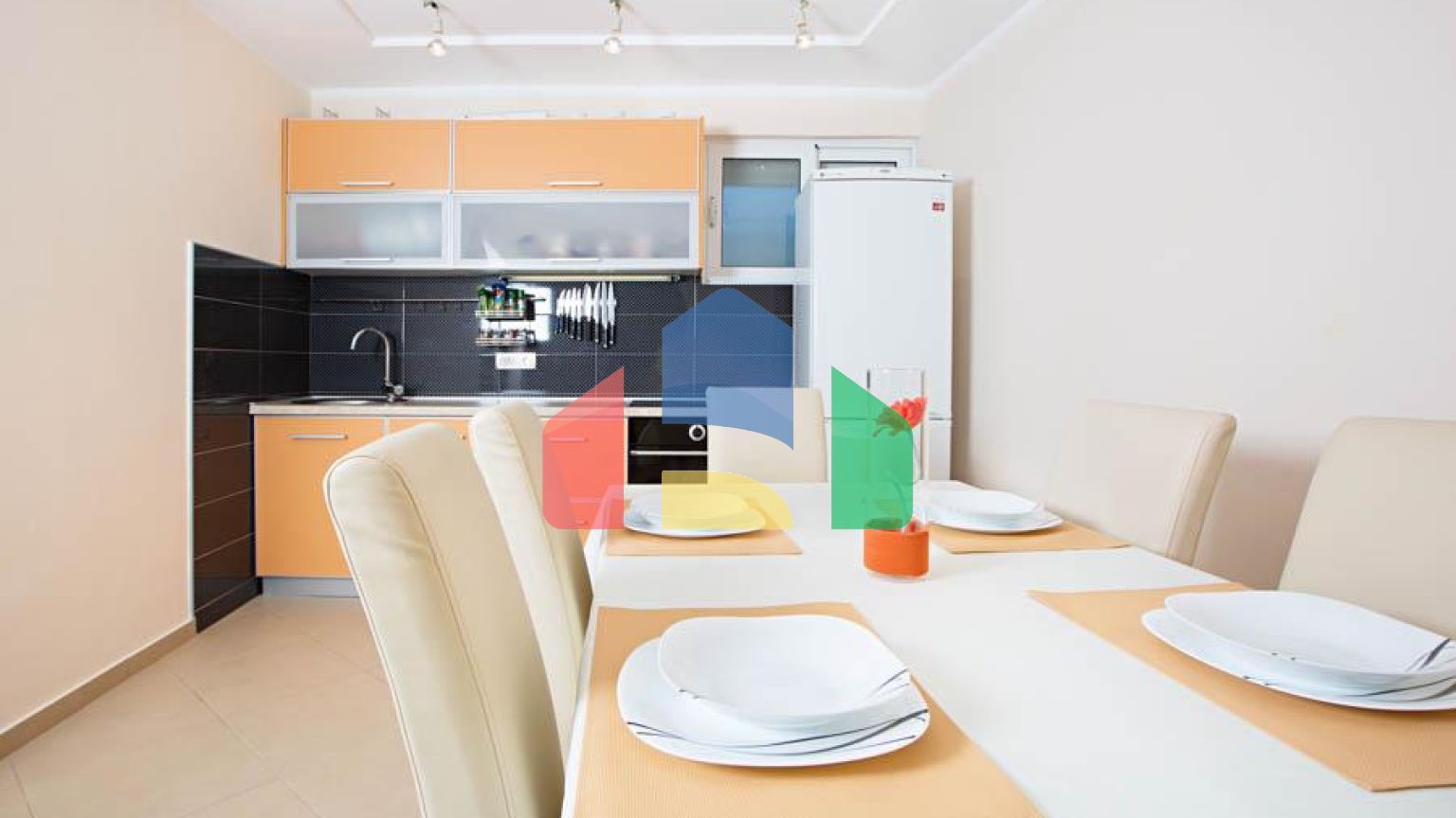 Светлый просторный трехэтажный дом в Утехе