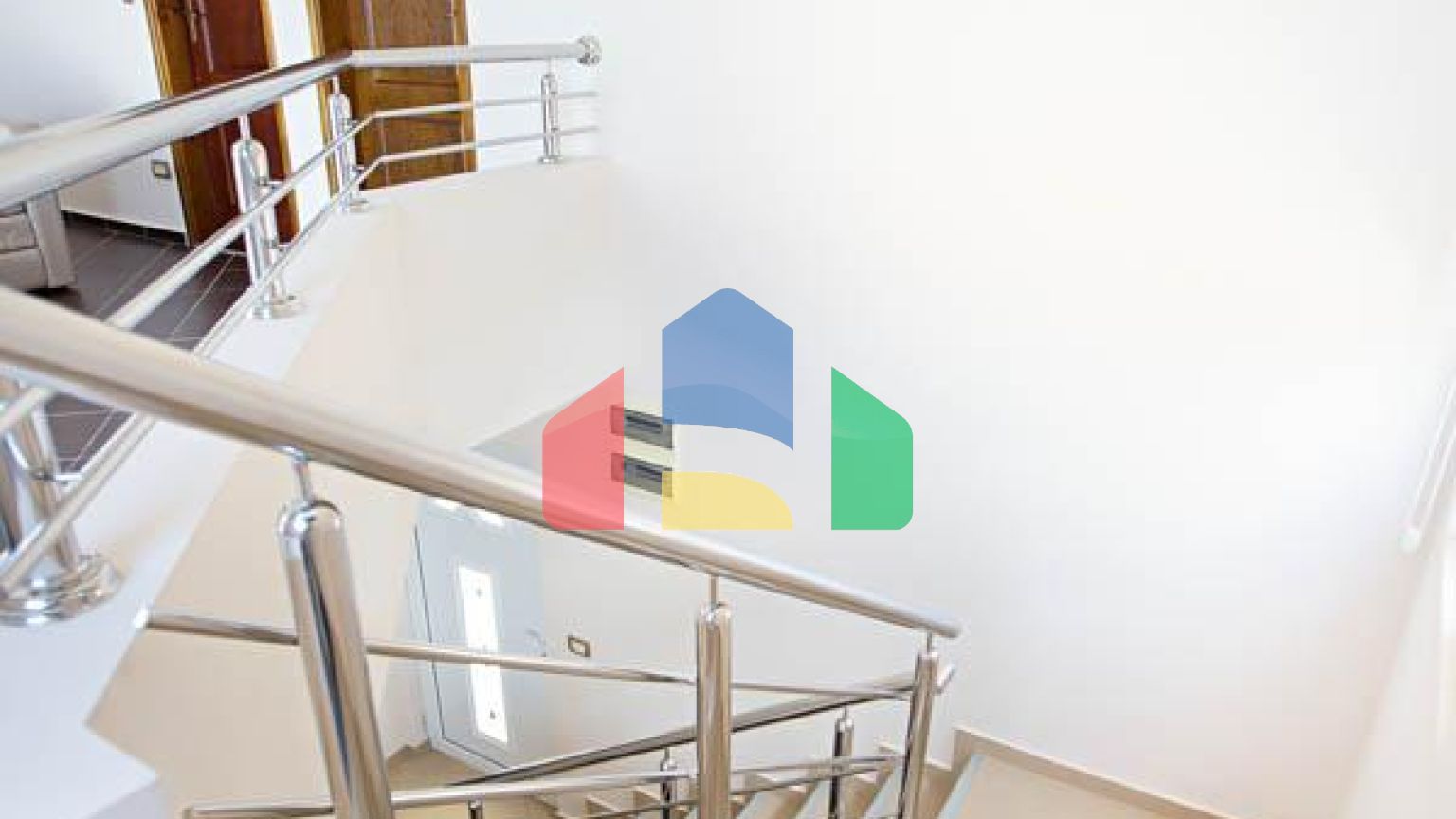 Светлый просторный трехэтажный дом в Утехе