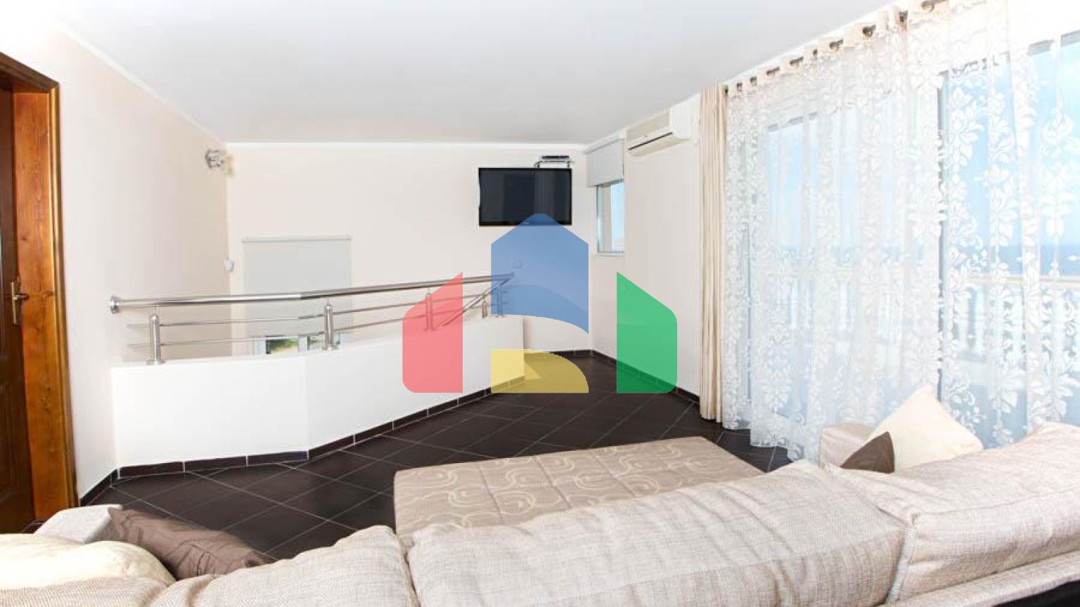 Светлый просторный трехэтажный дом в Утехе