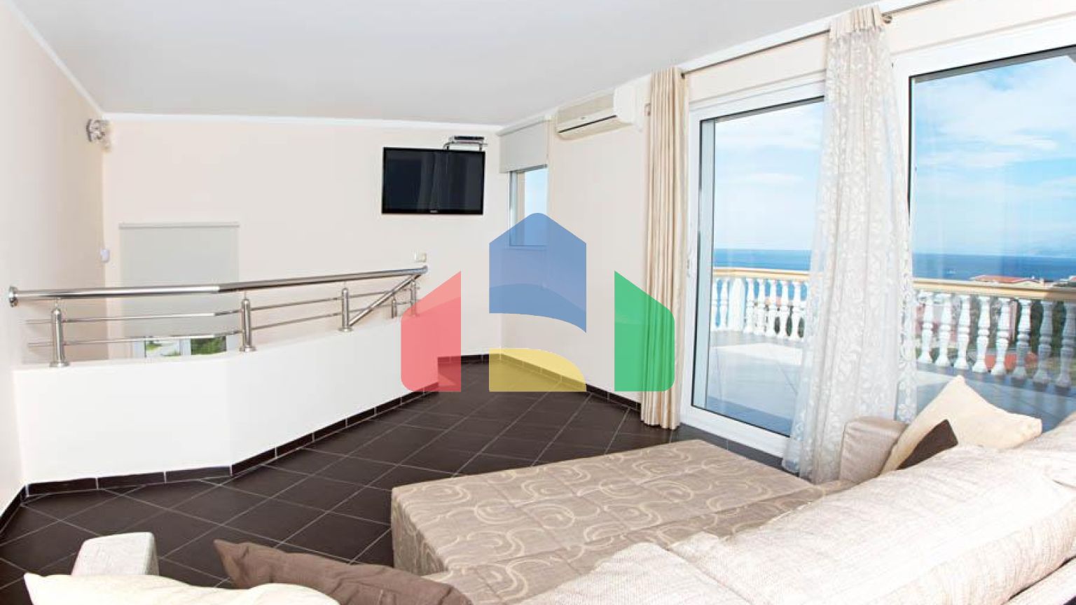 Светлый просторный трехэтажный дом в Утехе