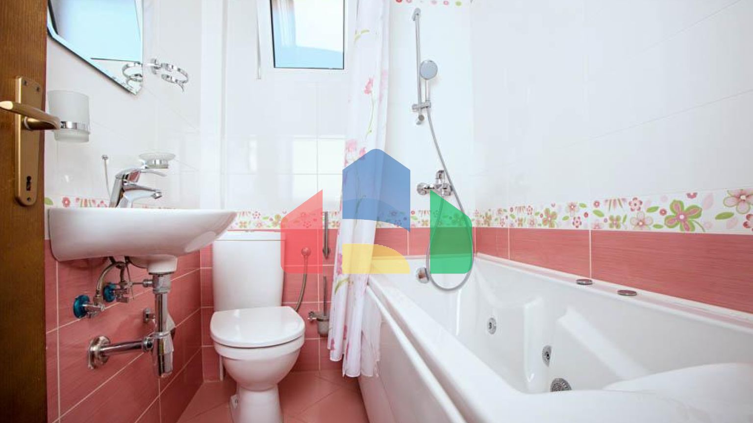 Светлый просторный трехэтажный дом в Утехе