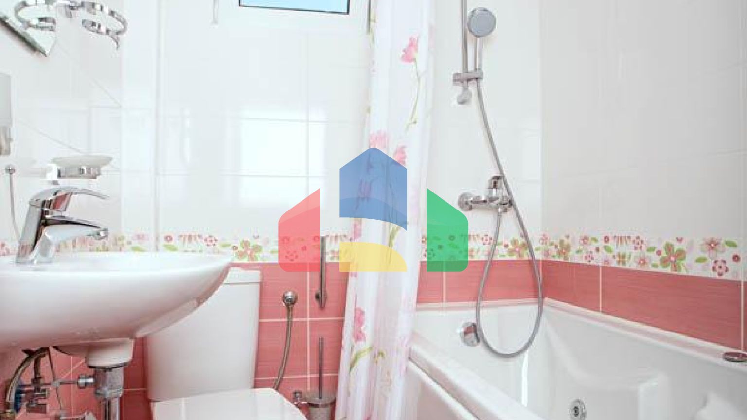 Светлый просторный трехэтажный дом в Утехе