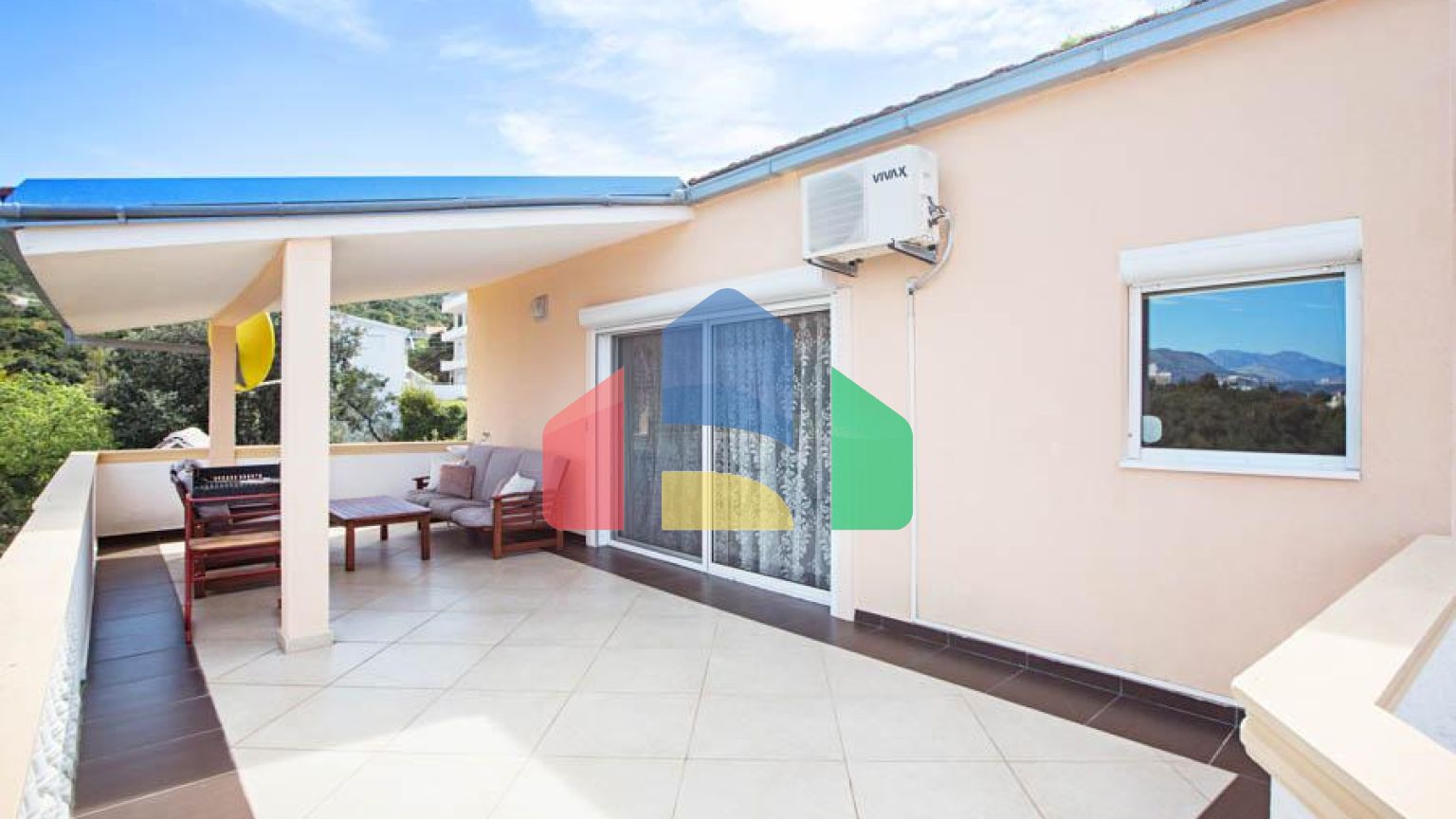 Светлый просторный трехэтажный дом в Утехе