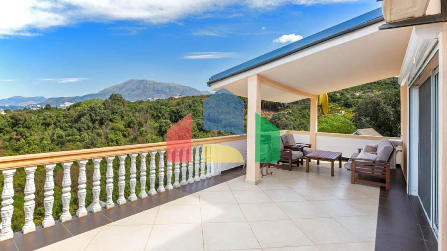 Светлый просторный трехэтажный дом в Утехе