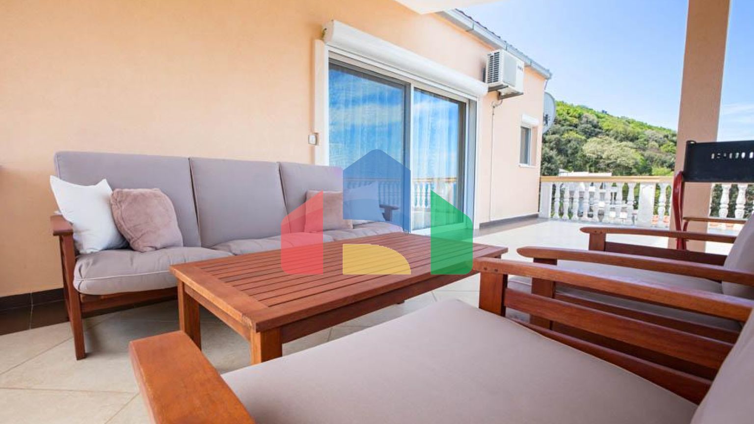 Светлый просторный трехэтажный дом в Утехе